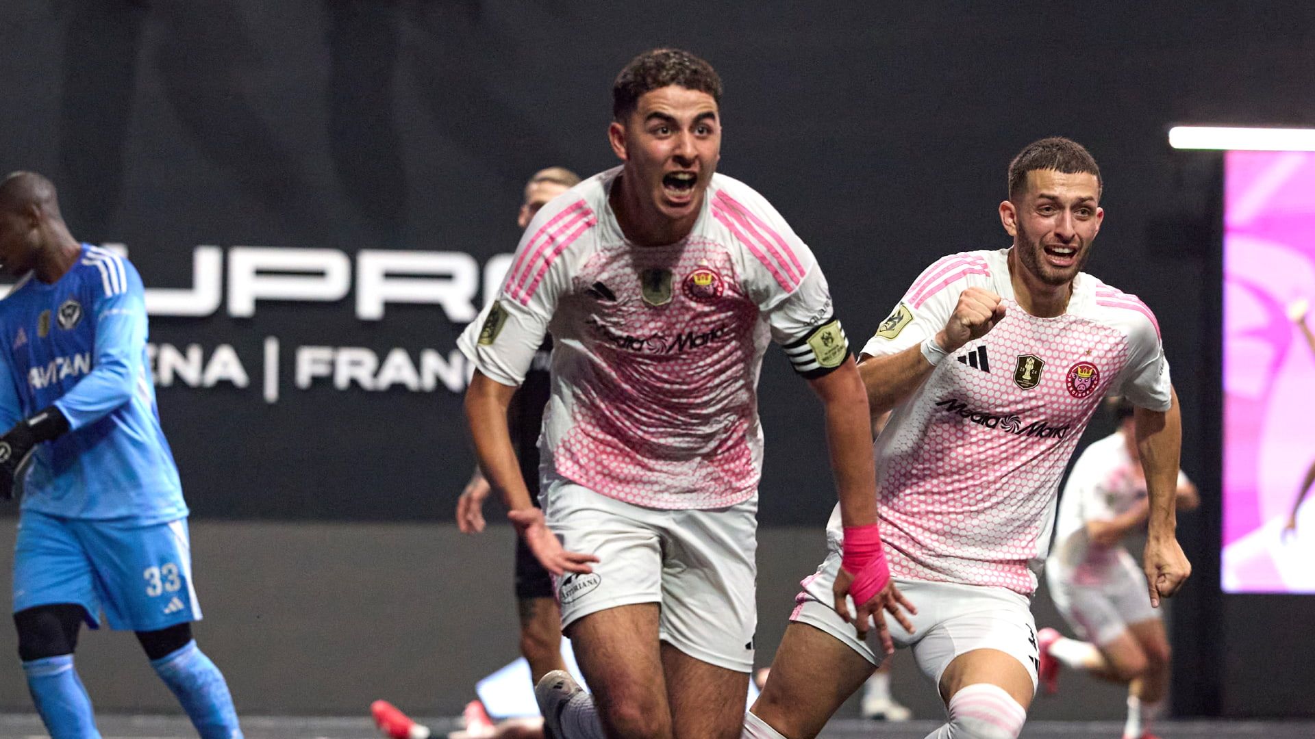 Los Troncos FC y Porcinos FC se llevaron las semifinales en París